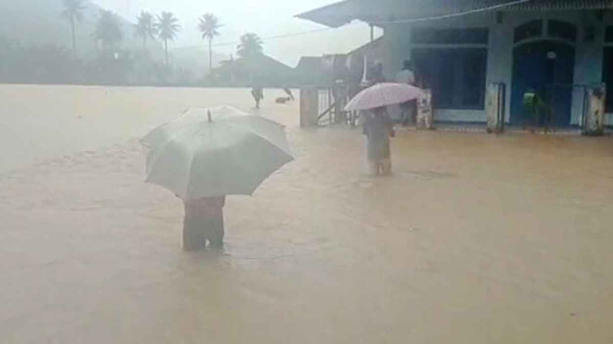 Banjir Dan Longsor Terjang 2 Desa Di Simpenan Sukabumi Rendam Puluhan