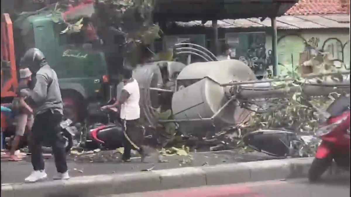 Kecelakaan Maut Di Bekasi, Truk Tabrak Tiang Dan Halte Bus, 11 Orang ...