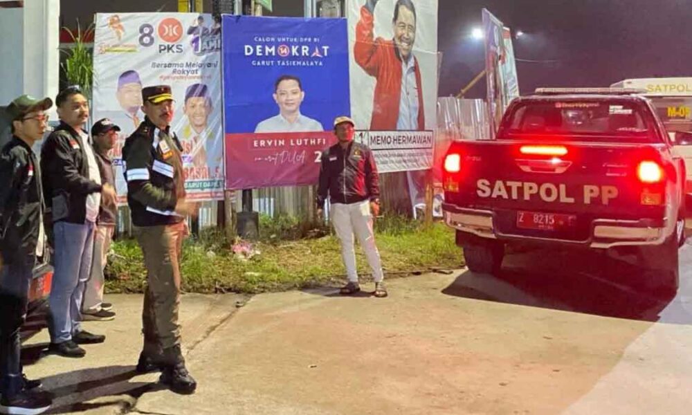 Bawaslu Cianjur dan Petugas Gabungan Tertibkan APK Pemilu Dalam Masa Tenang Pemilu 2024